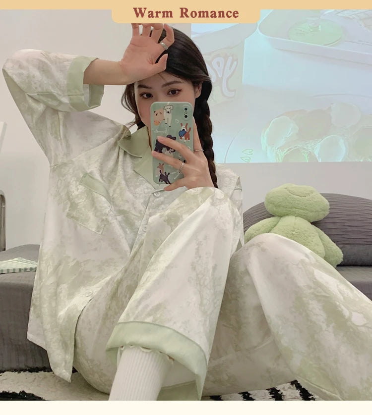 👗 طقم بيجاما نسائي حرير ثلجي بطبعة أنيقة – قطعتان (ربيع/خريف)