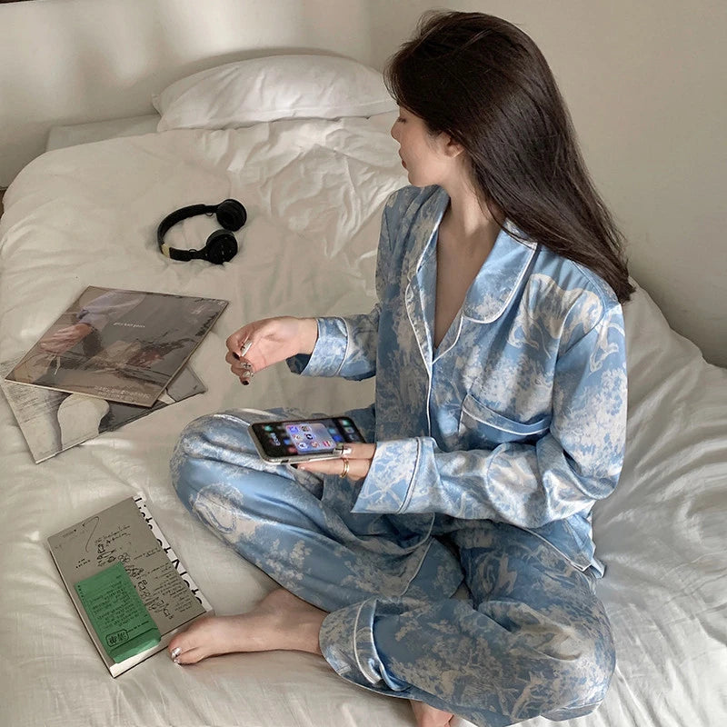 👗 طقم بيجاما نسائي حرير ثلجي بطبعة أنيقة – قطعتان (ربيع/خريف)