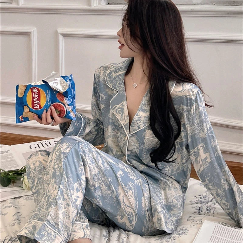 👗 طقم بيجاما نسائي حرير ثلجي بطبعة أنيقة – قطعتان (ربيع/خريف)